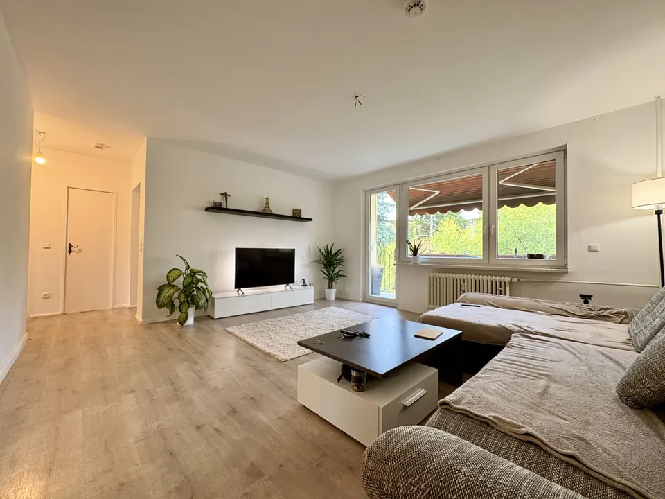 Bezugsfreie, helle 3-Zimmer-Wohnung mit Süd-Balkon in Mariendorf + Stellplatz